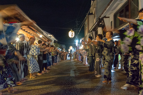 2 rows of gujou odori dancers