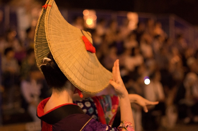 nishimonai bon odori female dance with face covered with woven straw hat amigasa