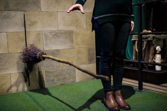 ไม้กวาดบินได้ (Broomstick Flying)