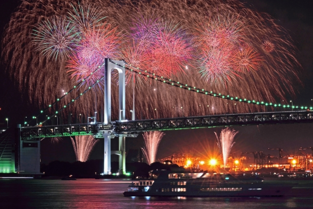 Exhibición de fuegos artificiales del arco iris de Odaiba