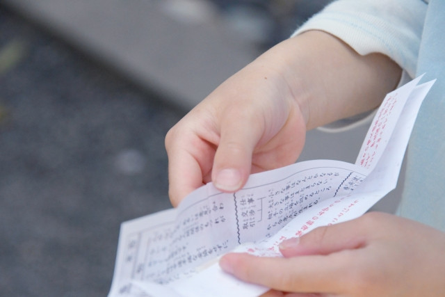 niña abriendo omikuji
