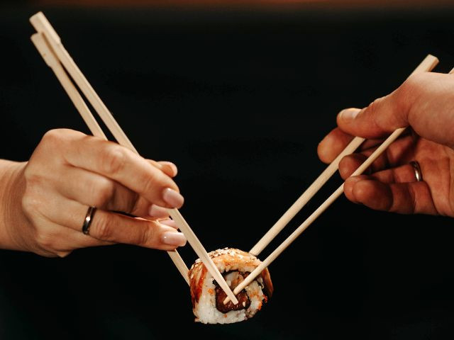 マナー違反となるお箸の使い方の画像