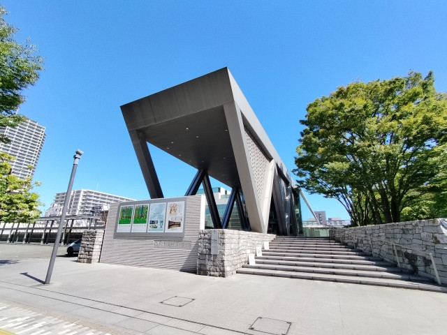 grand entrance of museum of contemporary art tokyo