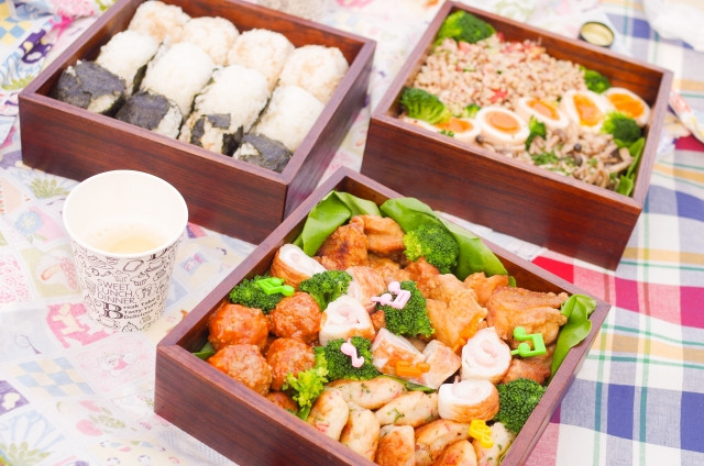 Hanami picnic bento consisting of onigiri, karaage, etc.