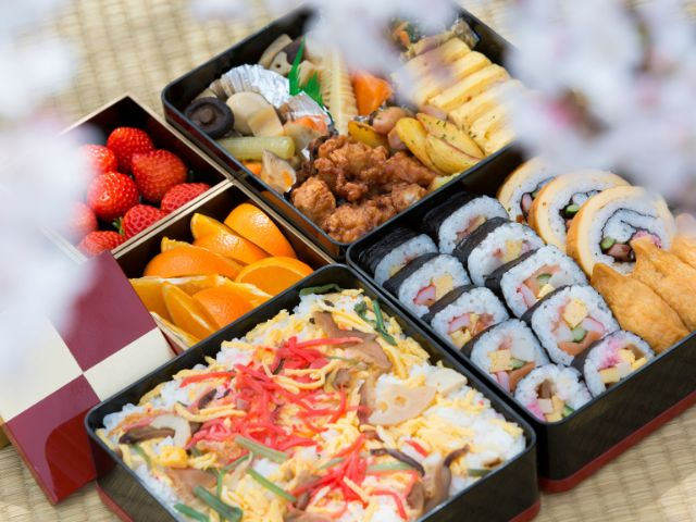 Hanami bento consisting of sushi, fruits, etc.