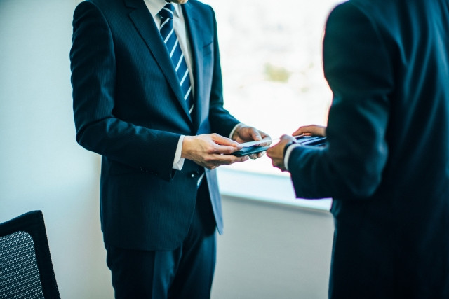 Imágenes de modales japoneses en situaciones de negocios.