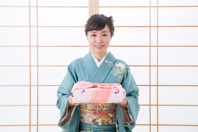 ¿Cuáles son los modales exclusivos de Japón?  Una imagen resumida que presenta la etiqueta y la etiqueta en las comidas, la vida diaria y situaciones comerciales.