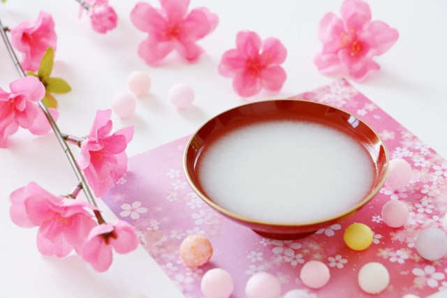 Imágenes de sake blanco y amazake.