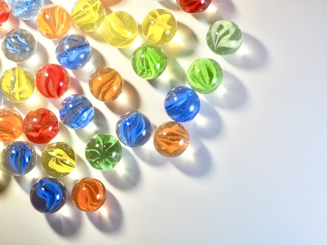 Imágenes de juegos históricos japoneses con juguetes.