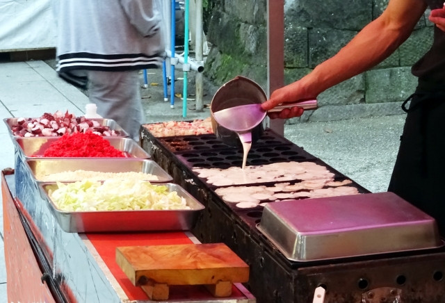 Imagen de tiendas y puestos de comida famosos de Konamon alineados