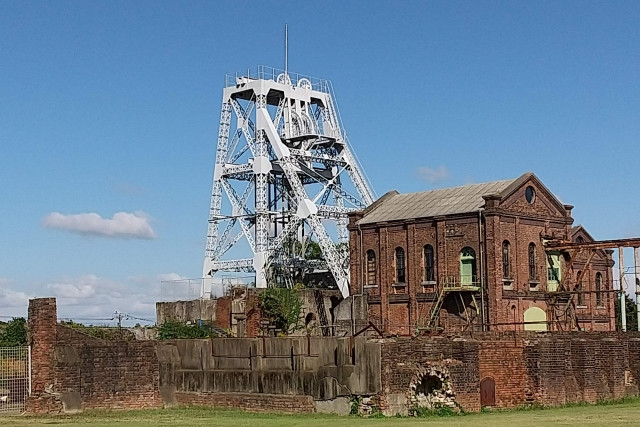 Imágenes de las industrias de fabricación de hierro y acero, construcción naval y carbón heredadas de la Revolución Industrial Meiji en Japón