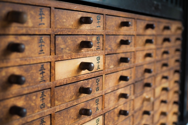 cajones que contienen omikuji