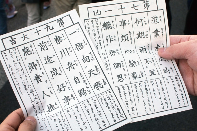 omikuji del templo budista escrito en caracteres chinos