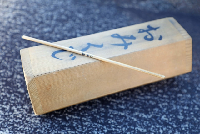 Cilindro de madera y palo numérico estilo omikuji.
