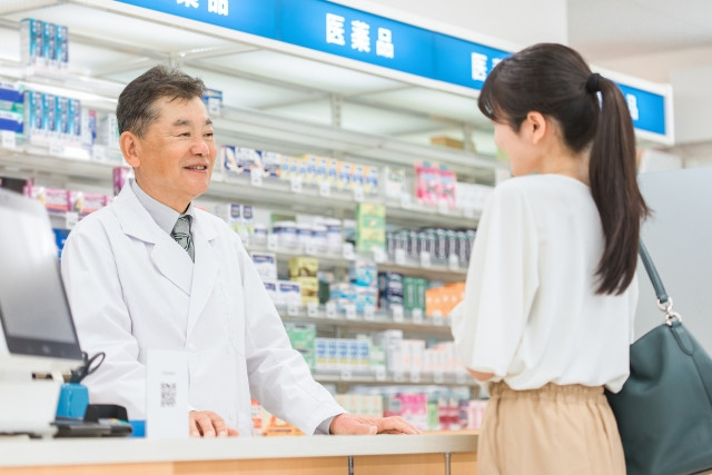 pharmacist handling a patient at the counter