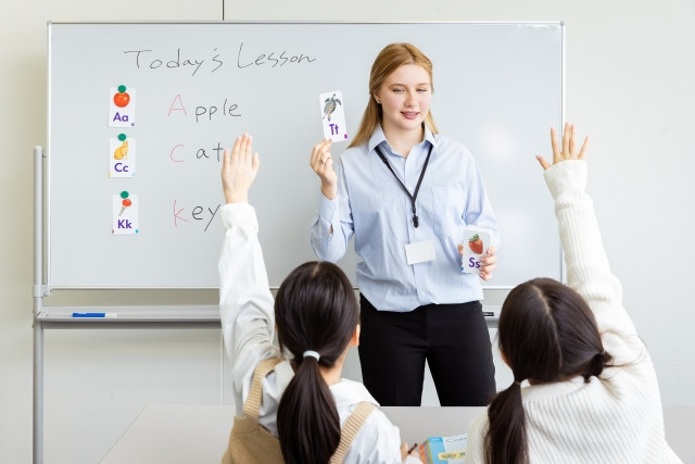 english teacher in japan conducting lessons
