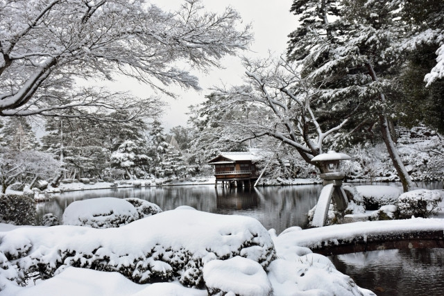 Antiguo jardín imperial kenrokuen en invierno