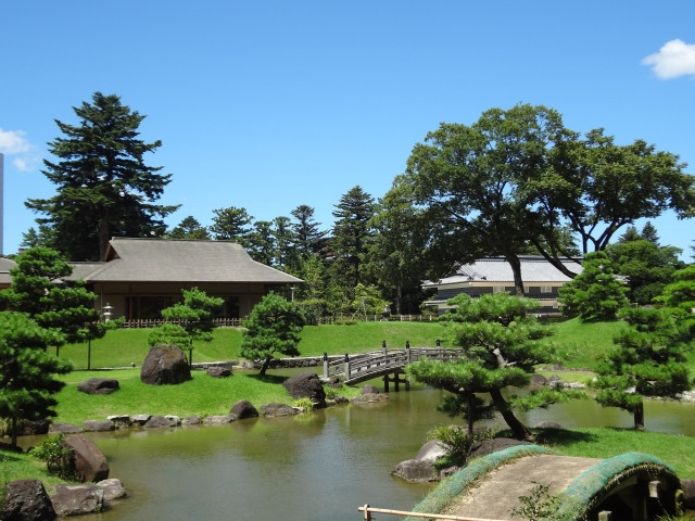 Jardín Gyokuseninmaru primaveral con vegetación y cielos azules