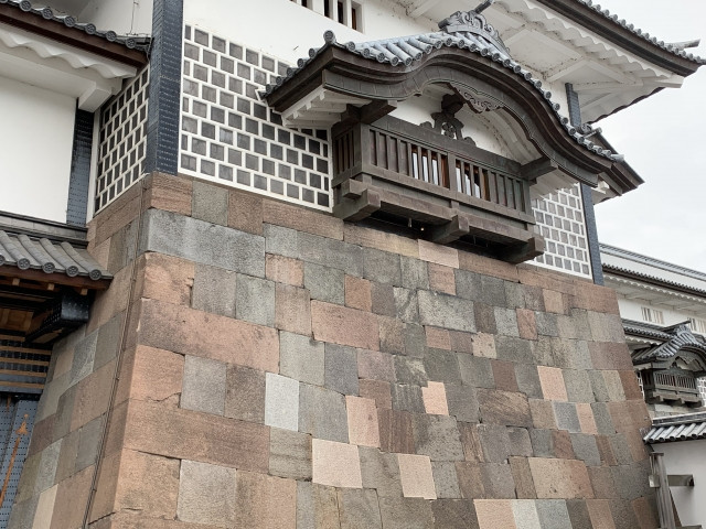 Coloridos cimientos del muro de piedra del Castillo de Kanazawa