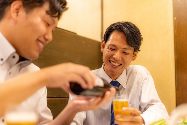 nomikai culture of pouring drinks for others