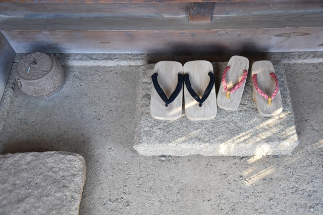 Imagen de quitarse los zapatos en la entrada y entrar a la habitación