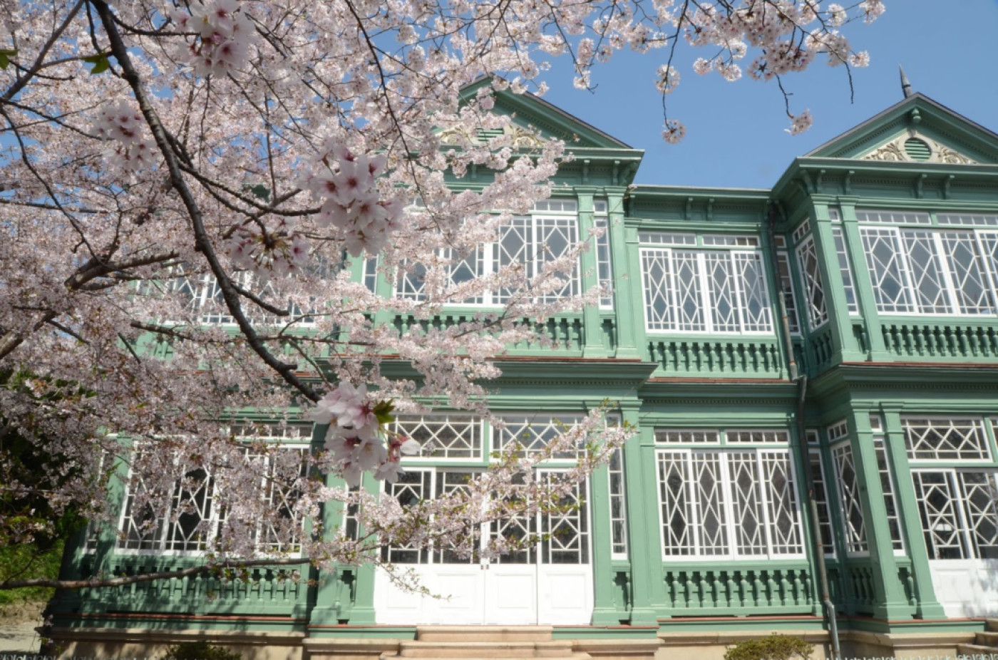 ¡Kobe es una ciudad portuaria llena de encanto! Imagen resumida que presenta áreas y eventos turísticos populares