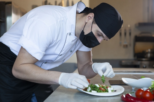 Imagen de asistencia de cocina en un restaurante.