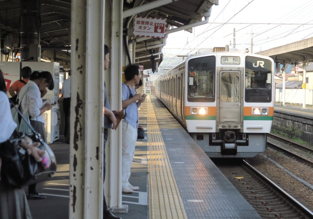 Imágenes de etiqueta al utilizar trenes japoneses.