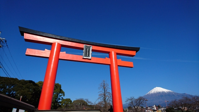 Red shinto torii with Mt. Fuji backdrop