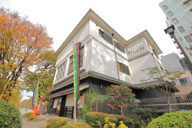 Shitamachi Museum with autumn foliage