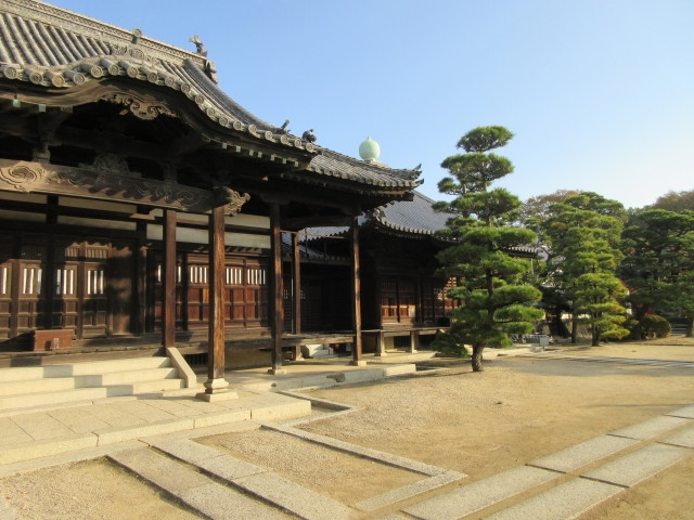 Spacious temple grounds and Kanryu-Ji Main Hall