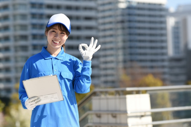 Lady mover doing OK sign 