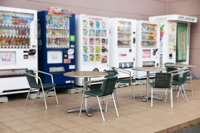 Cabina de fotos de identificación en el extremo derecho de las máquinas expendedoras en Japón