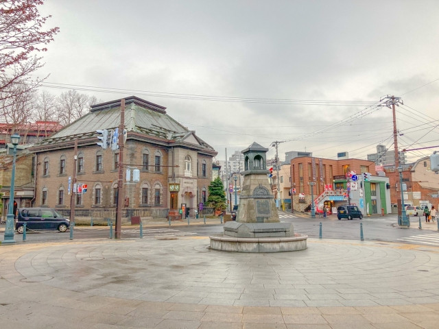 Otaru's Sakaimachi Street center square