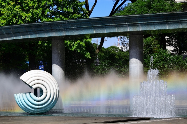 Wadakura Fountain Park's monument and mini rainbow from fountain's waters