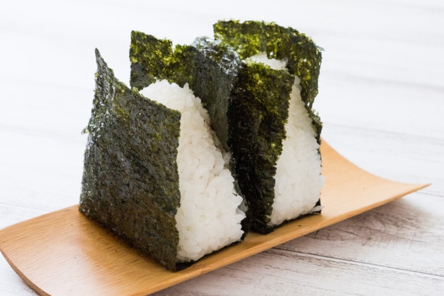 Seaweed wrapped onigiri 