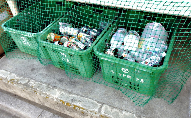 Área de recolección de basura en Japón con red verde para protección contra plagas