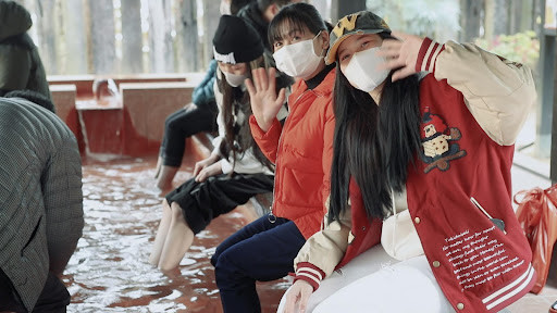 足湯を楽しんでいる技能実習生の画像