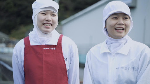 笑顔の技能実習生の画像