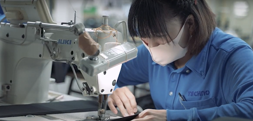 縫製業務をしている女性の画像