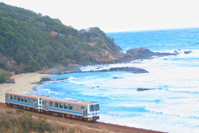 일본 바닷가 기차 이미지
