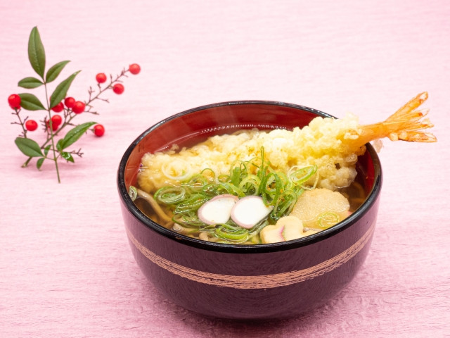 bowl of toshikoshi soba with ebi tempura, spring onions, and kameboko