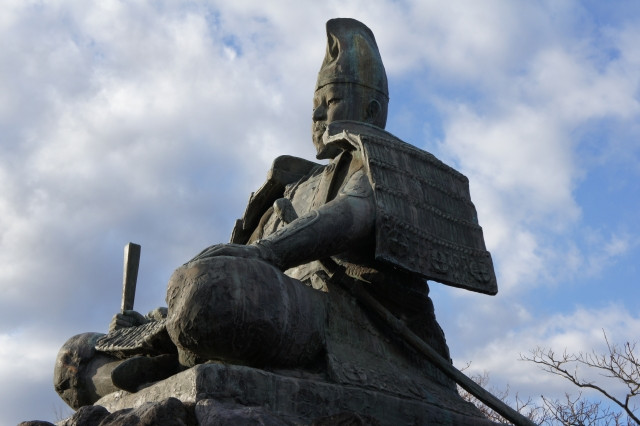 stone statue of minamoto no yoritomo who started the kamakura period