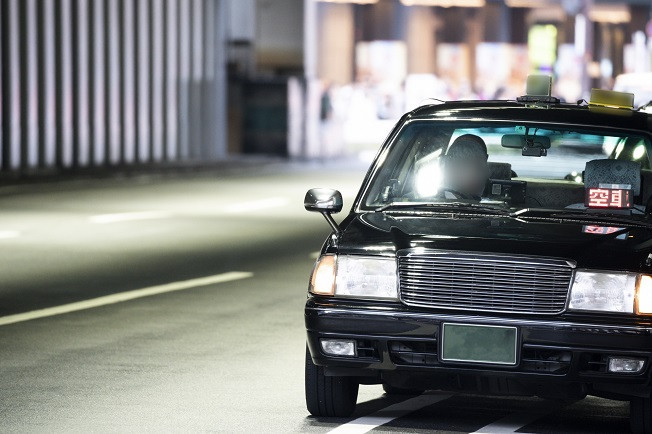 在路上攔截計程車